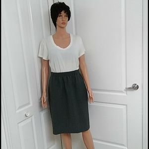 NWOT Ladies Skirt with Pockets Size LP by Donnkenny
